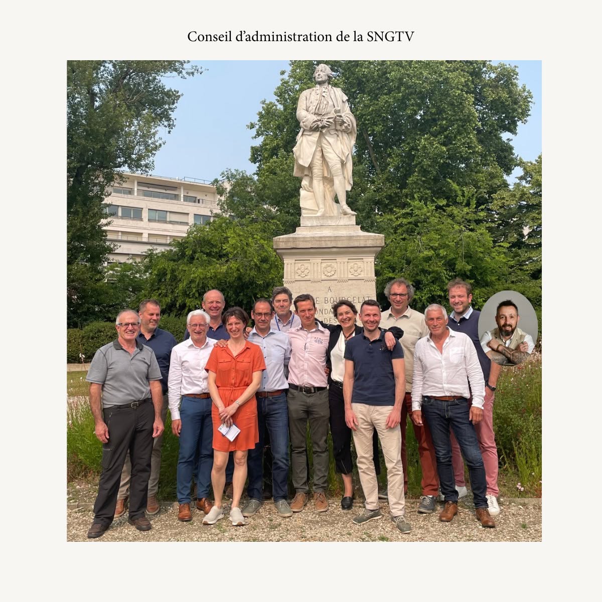Les membres du conseil d’administration de la SNGTV réunis en extérieur devant une statue, avec un portrait ajouté à droite.