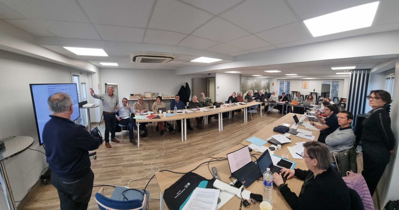 Les présidents de commission de la SNGTV échangent autour de tables de réunion à Paris.